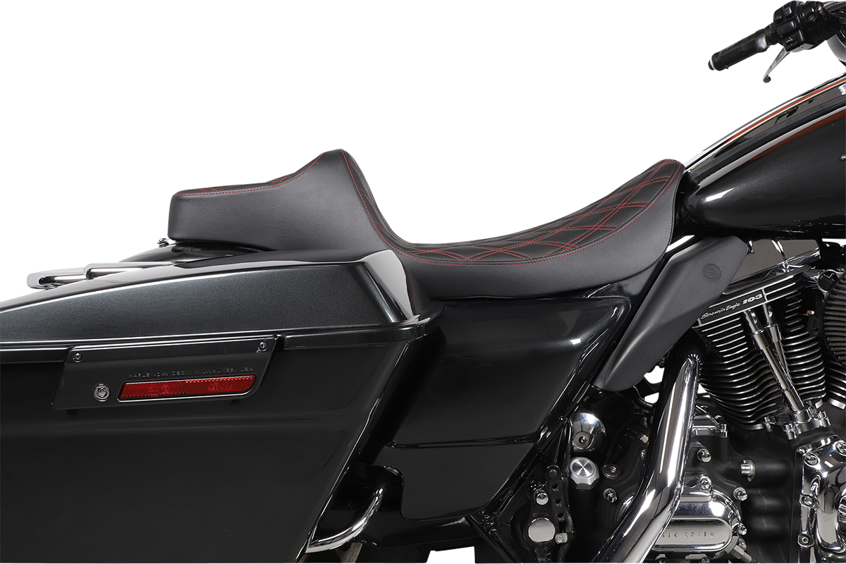 DRAG SPECIALTIES Asiento Predator III de alcance extendido - Doble diamante - Negro con hilo rojo NO ES UN ASIENTO PARA 2 ASIENTOS 8011371