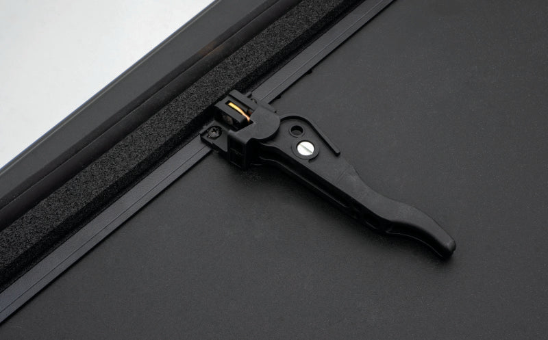 Lund 16-23 Toyota Tacoma (5ft. Bed) Hard Fold Tonneau Cover - Black 969186
