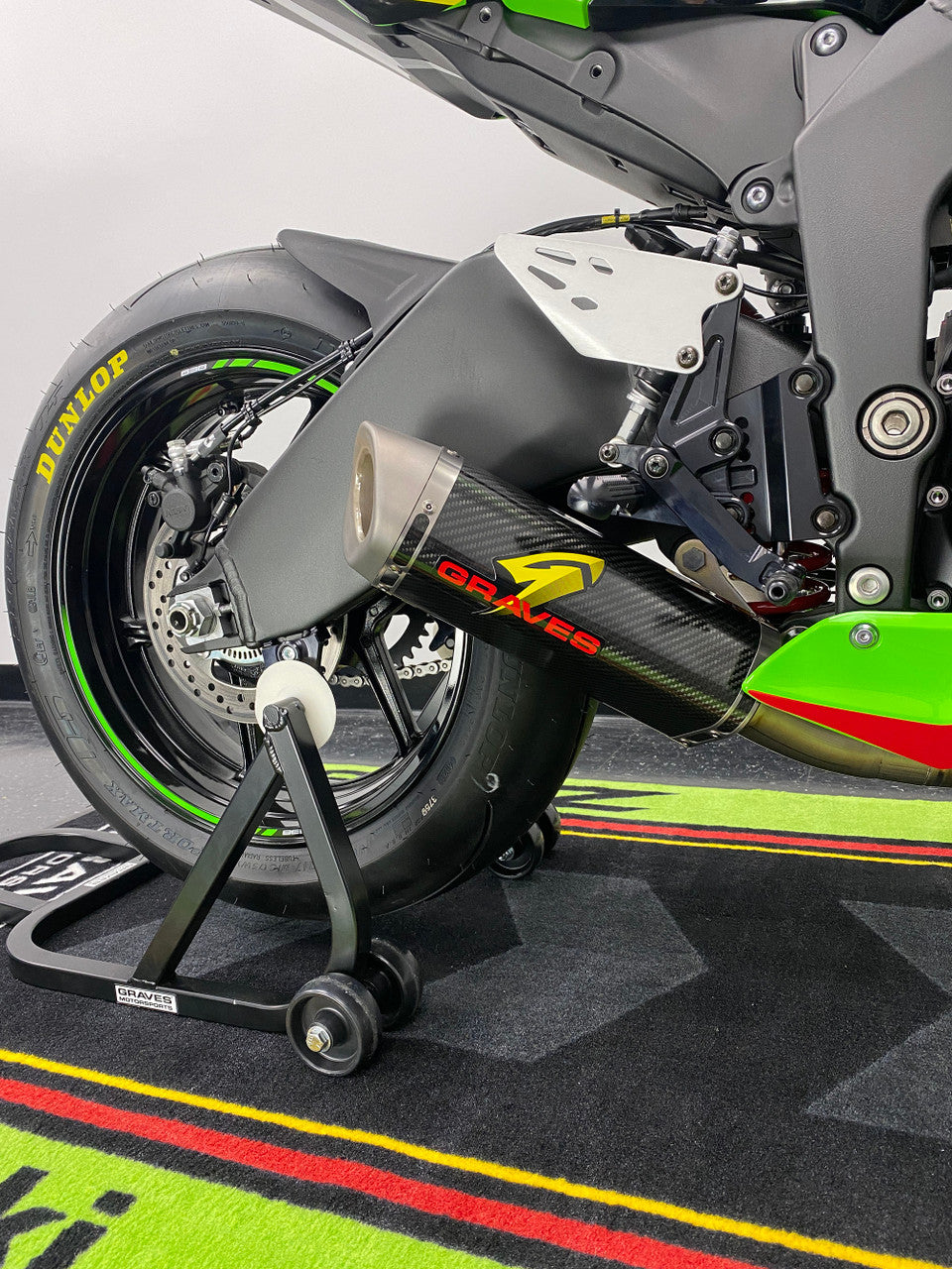 Graves Motorsports Zx-6r Cat-Back Slip-On Carbon Exhaust 2019-2024 Exk-19zx6-Cbtc