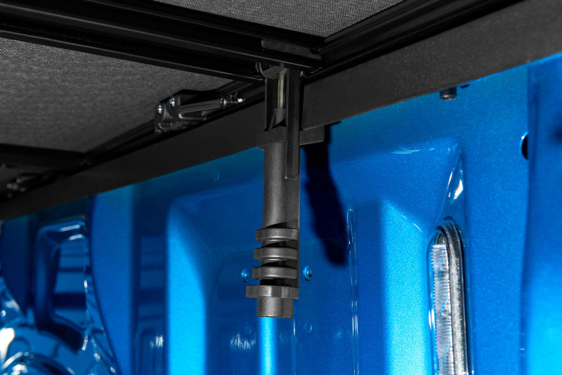 Lund 99-17 Ford F-250 Super Duty (6.5ft. Bed) Genesis Elite Tri-Fold Tonneau Cover - Black 95850