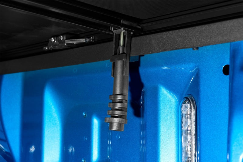 Lund 04-14 Ford F-150 (5.5ft. Bed) Genesis Tri-Fold Tonneau Cover - Black 95072