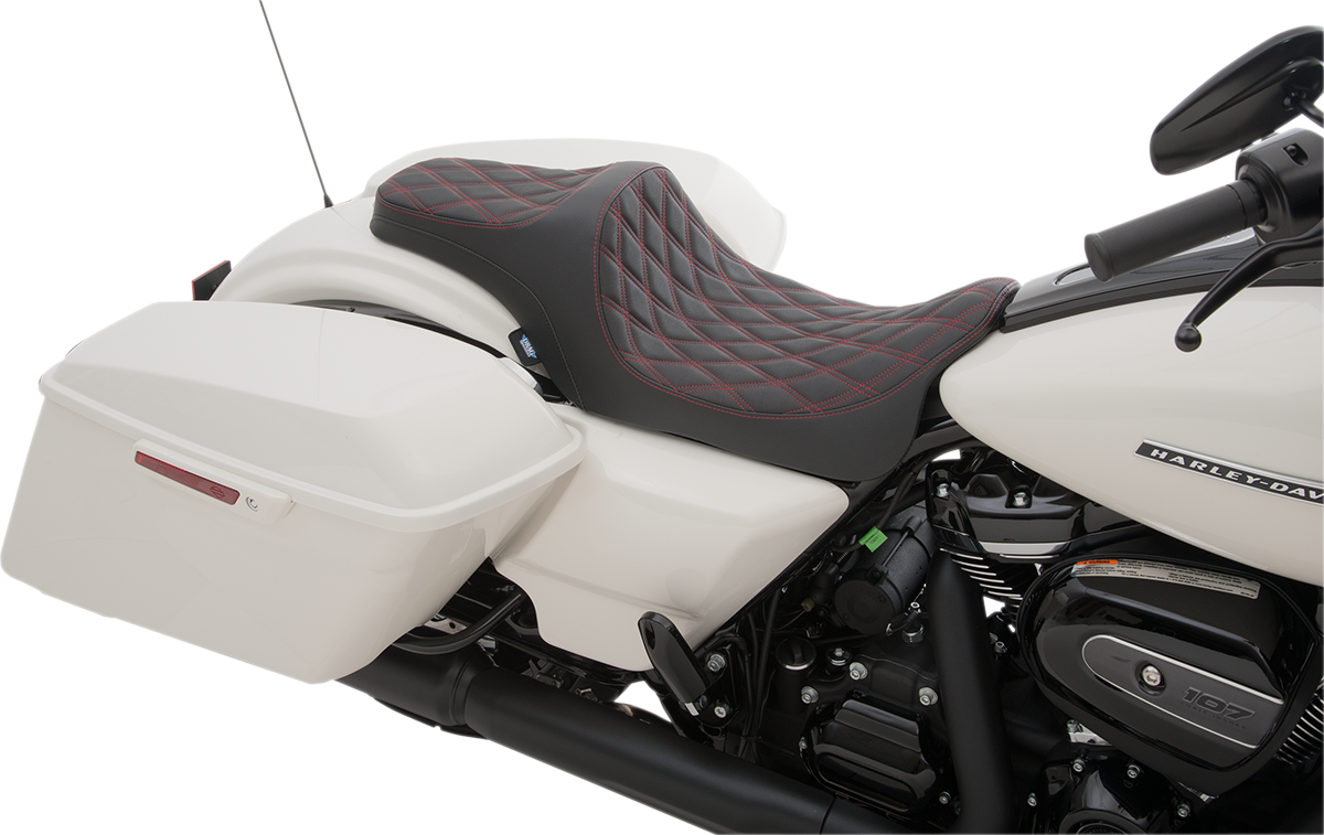 DRAG SPECIALTIES Asiento Predator III - Doble diamante - Costura roja - FL '08-'22 0801-1116