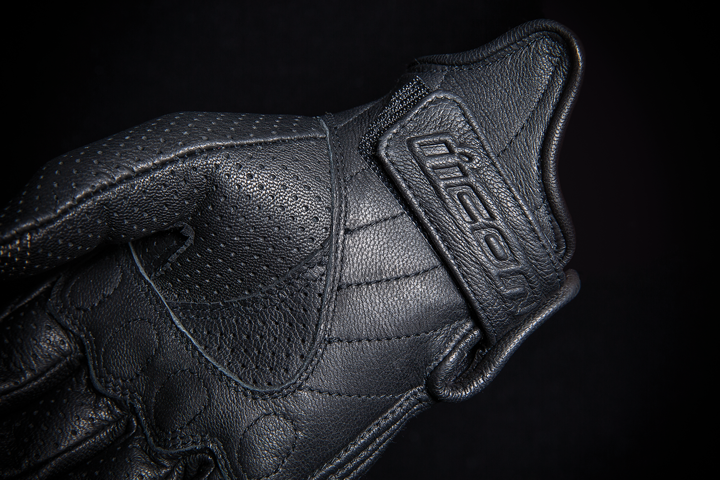 ICON Women's Pursuit Classic™ Perforated Gloves - Black - Medium 3302-0801