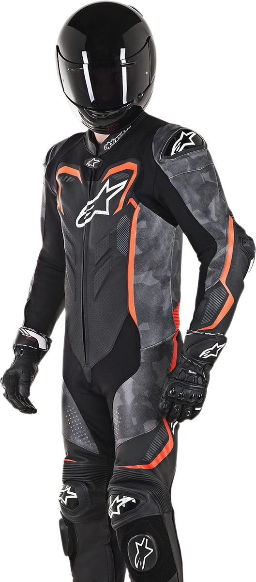 Traje de cuero de 1 pieza ALPINESTARS GP Plus v2 Camo - Negro/Carbón/Rojo fluorescente - US 44 / EU 54 3150718-994-54 